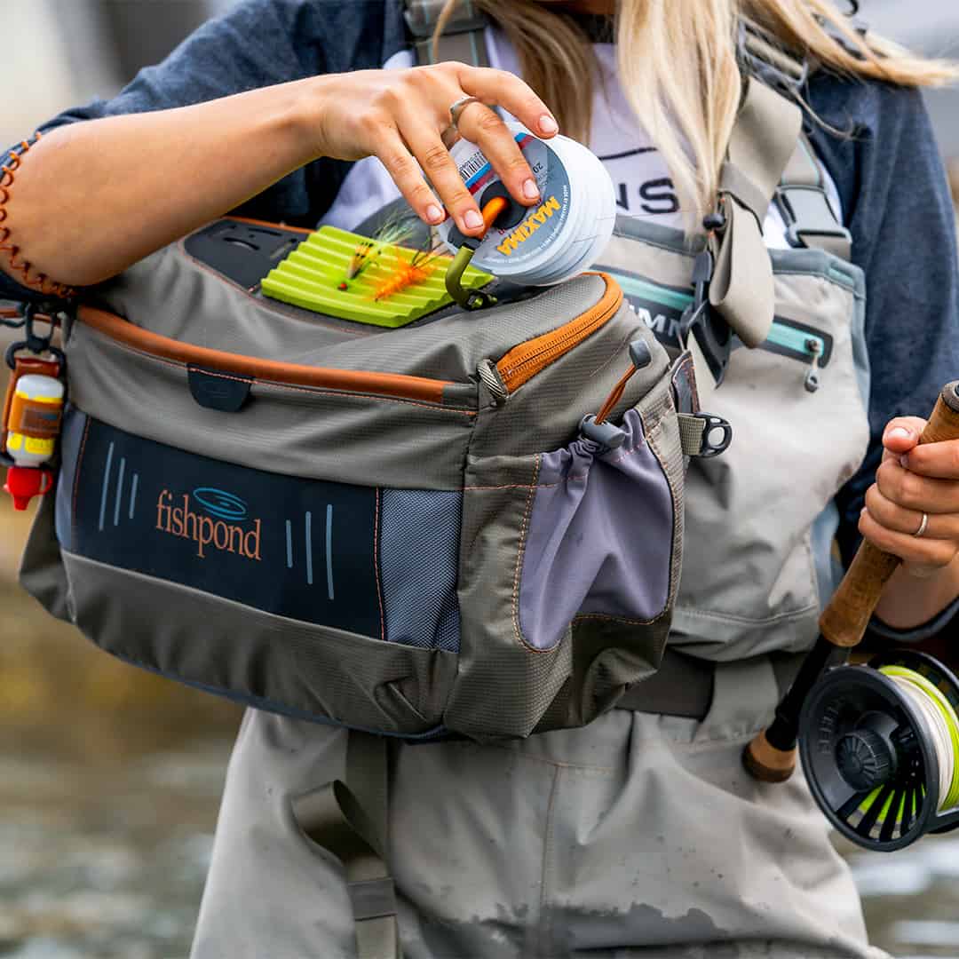 FHSP-G 816332012938 Fishpond Flathead Ambidextrous Fly Fishing Sling Pack Top Closeup In the Field