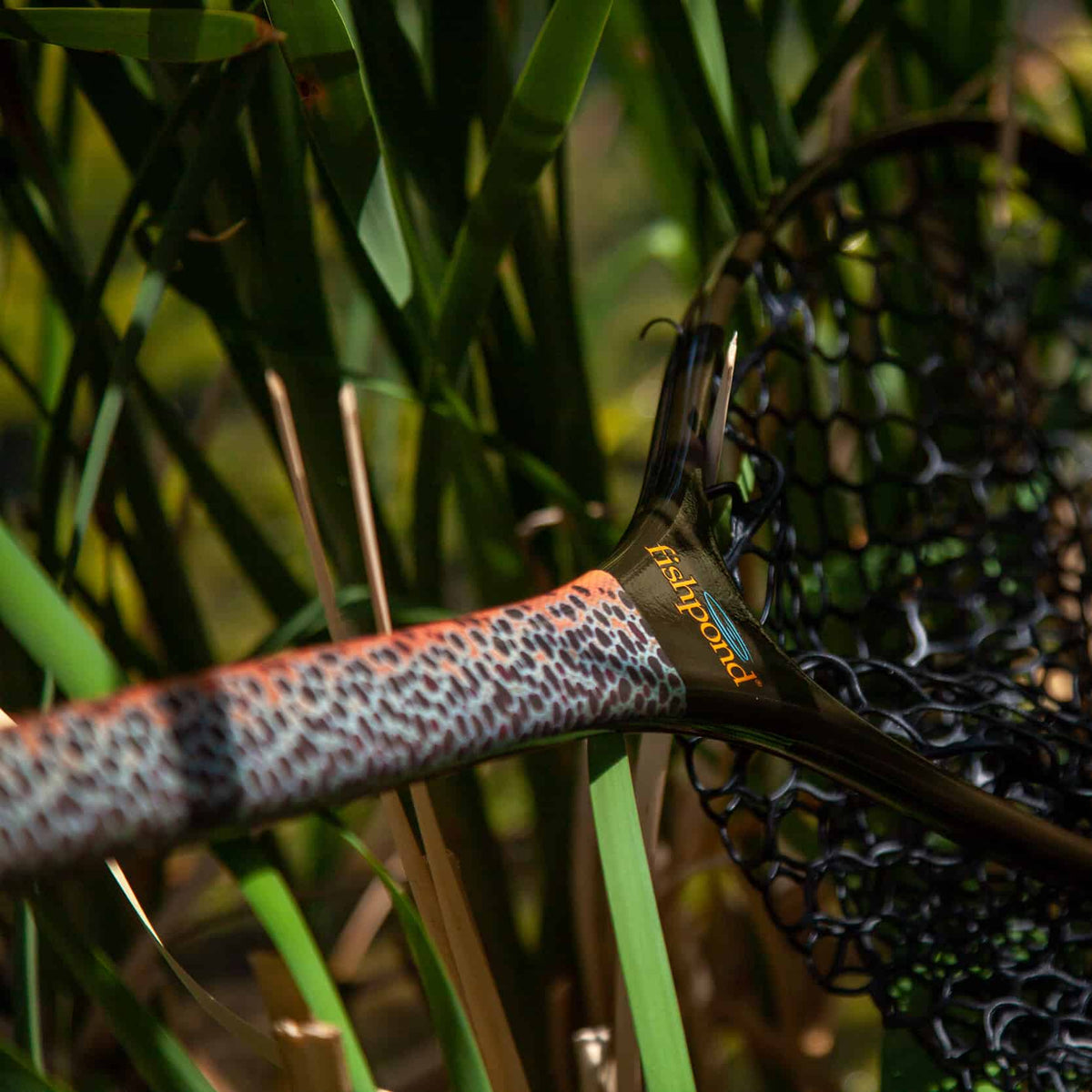 NMLN-SE 816332014925 Fishpond Nomad Mid Length Net Brown Trout Slab Limited Edition In Grass Closer