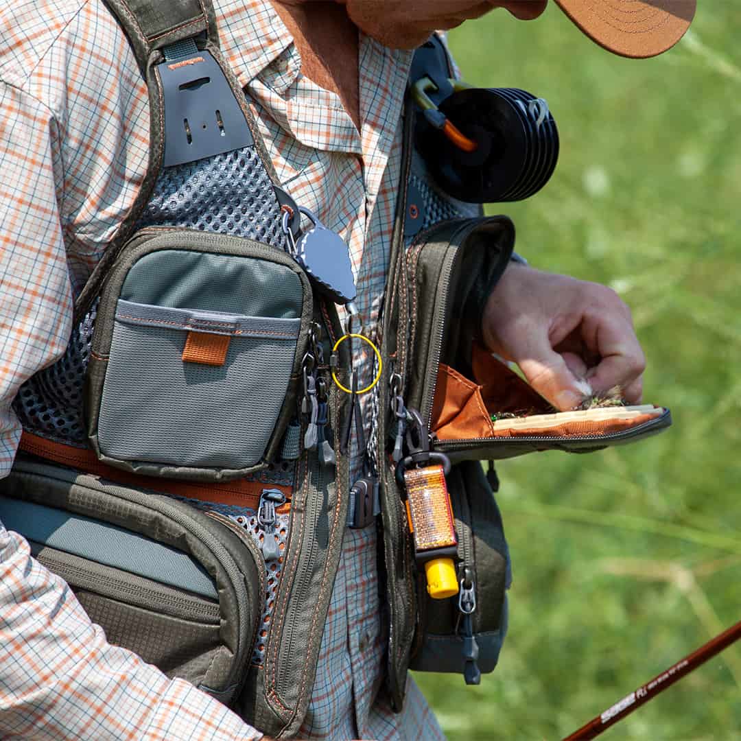 SPMV 816332014789 Fishpond Sagebrush Pro Best Lightweight Fly Fishing Vest Fold Down Tacky Fly Bench Detail