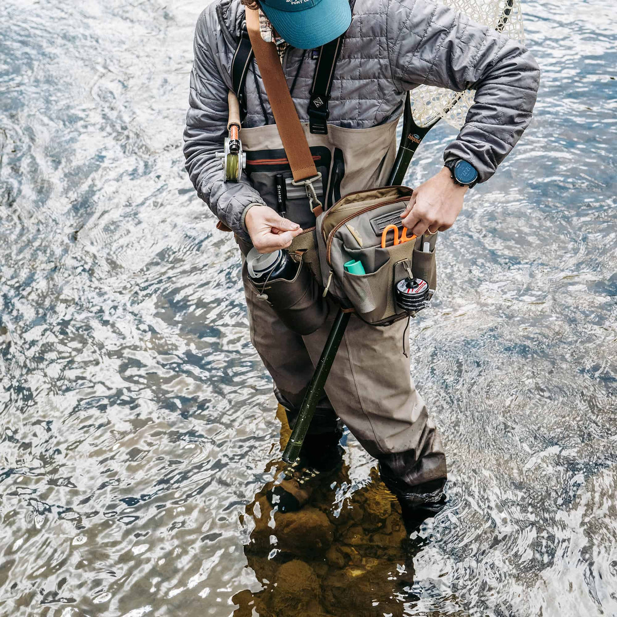 Umpqua ZS2 Ledges 500 Fly Fishing Waist Pack Back Olive Fishing Closeup Downward With Water Bottle Holder