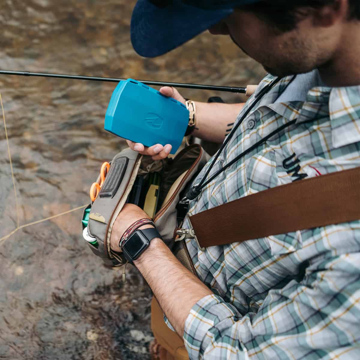 Umpqua ZS2 Ledges 500 Fly Fishing Waist Pack Back Olive Fishing Fly Boxes