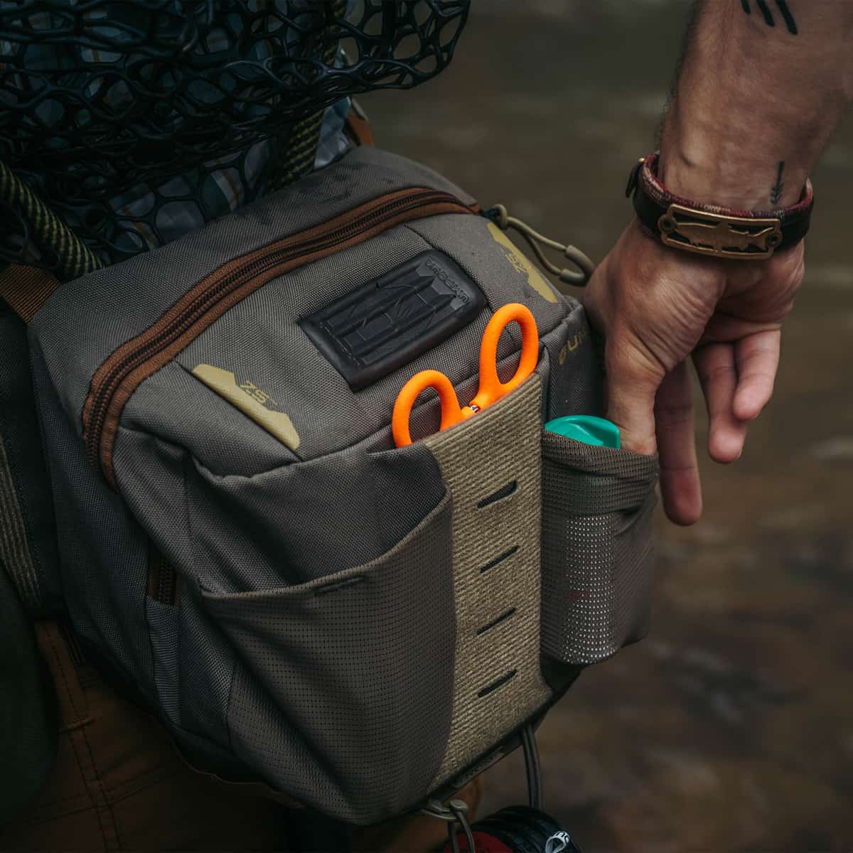 Umpqua ZS2 Ledges 500 Fly Fishing Waist Pack Back Olive Fishing Shimizake Spray Front Pockets