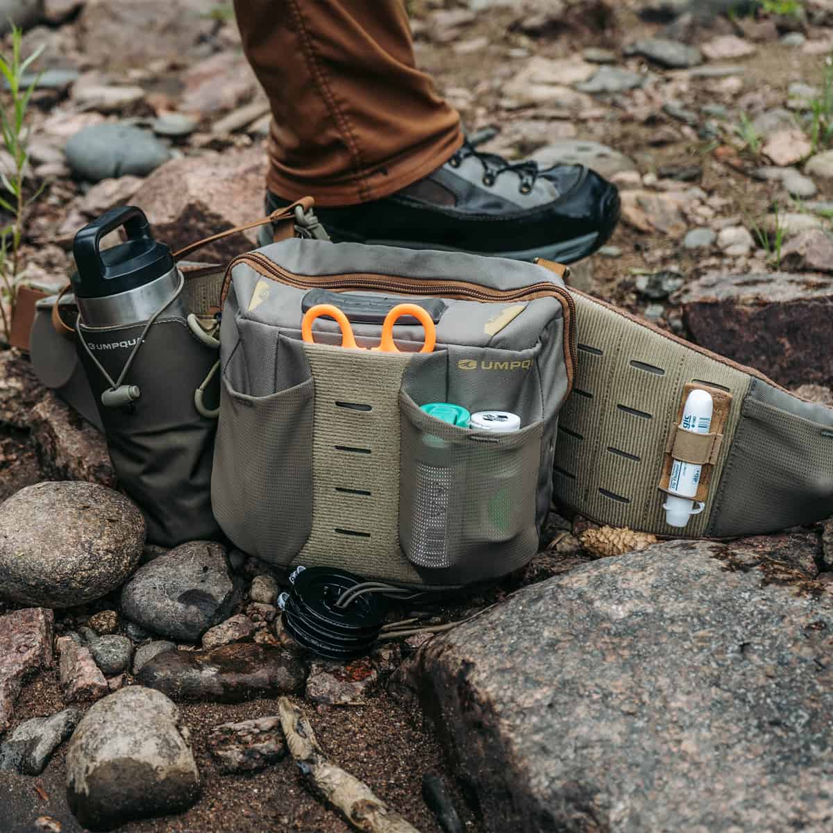 Umpqua ZS2 Ledges 500 Fly Fishing Waist Pack Back Olive On The Ground