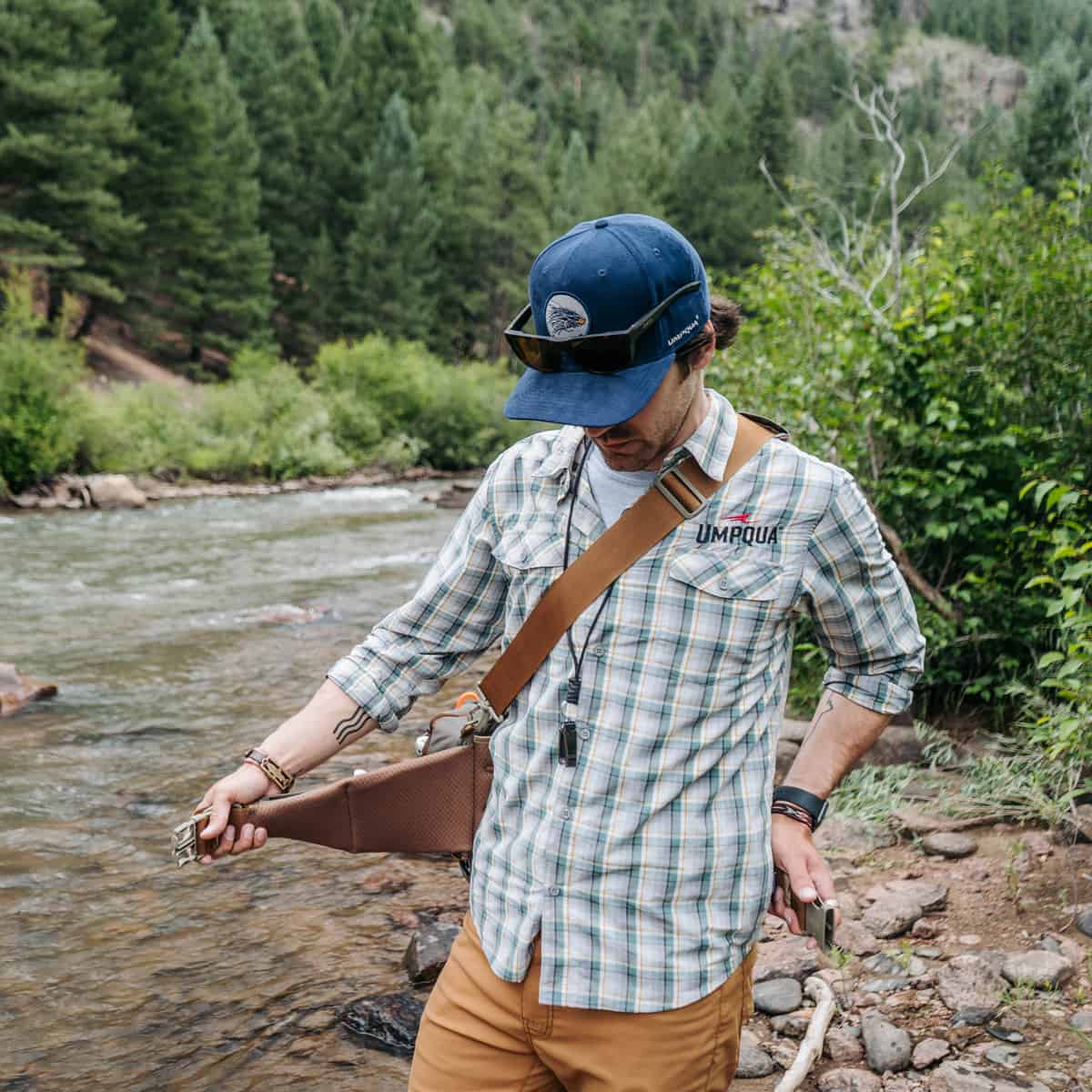 Umpqua ZS2 Ledges 500 Fly Fishing Waist Pack Back Olive Shoulder Strap