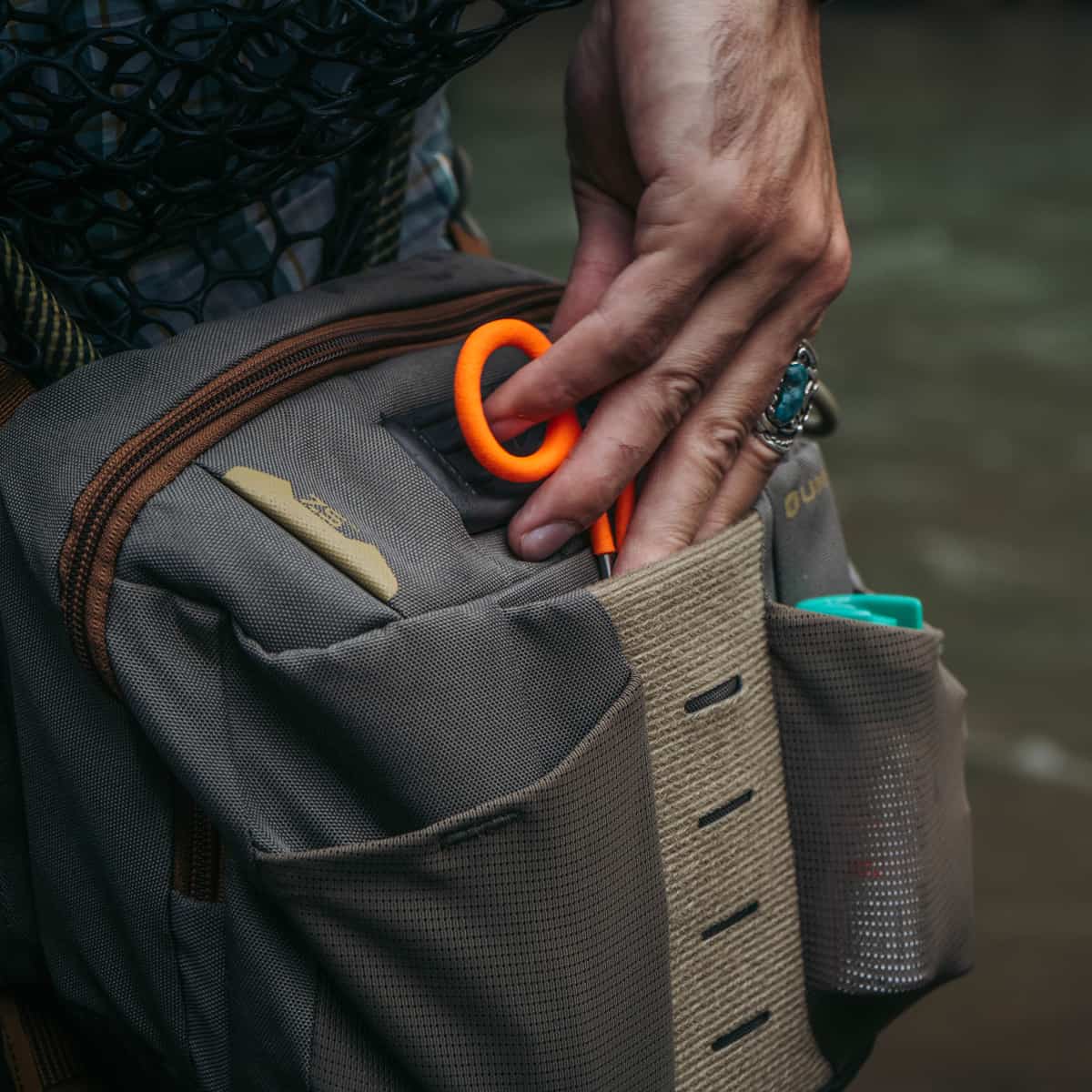 Umpqua ZS2 Ledges 500 Fly Fishing Waist Pack Olive Hemostat Port Closeup