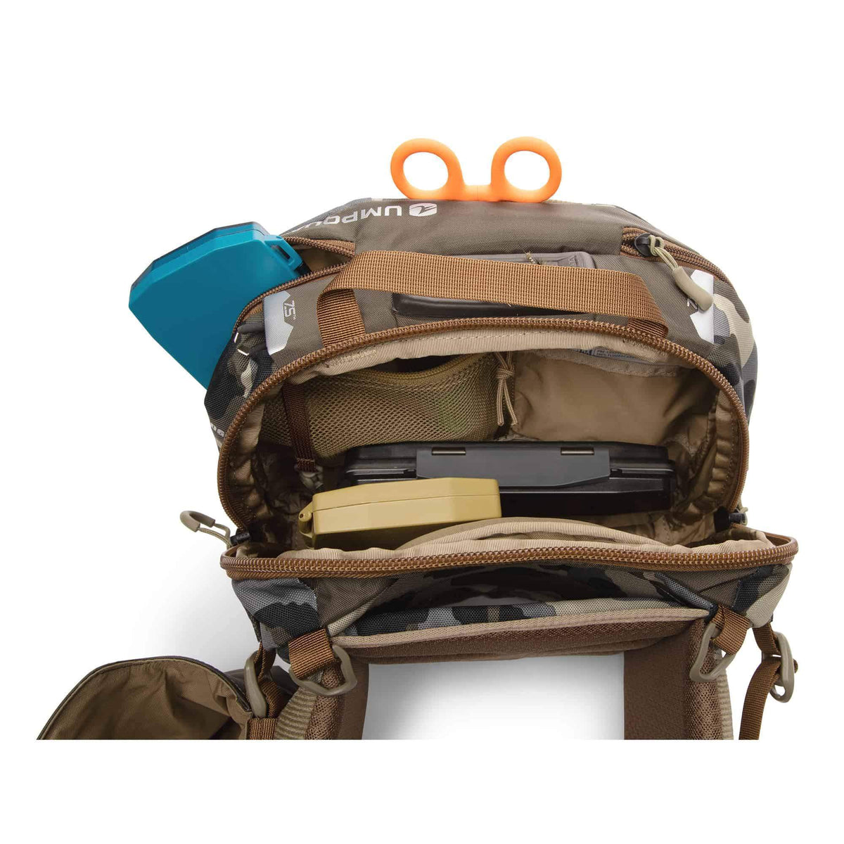 umpqua zs2 ledges 650 fly fishing waist pack camo interior