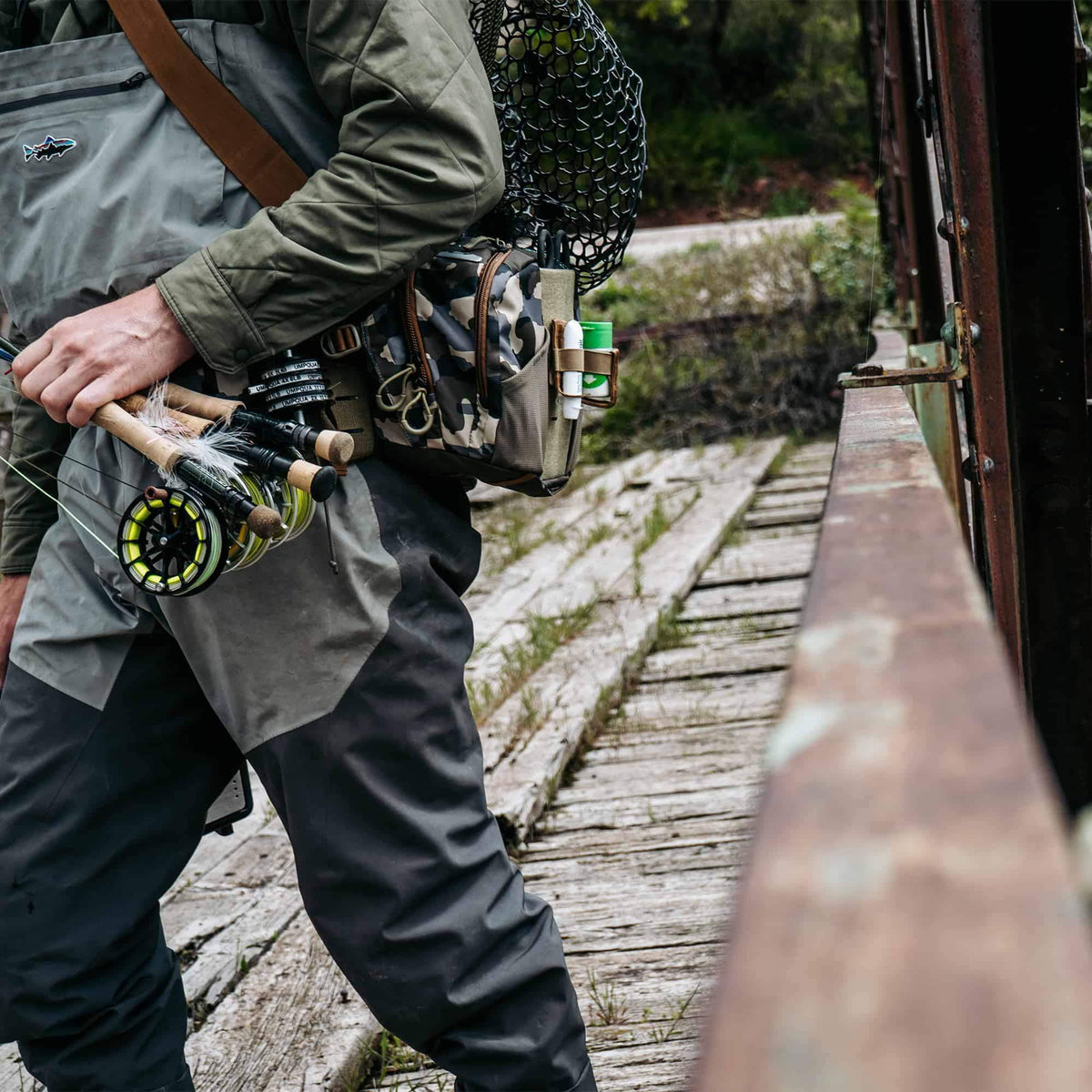 umpqua zs2 ledges 650 fly fishing waist pack camo on eagle bridge