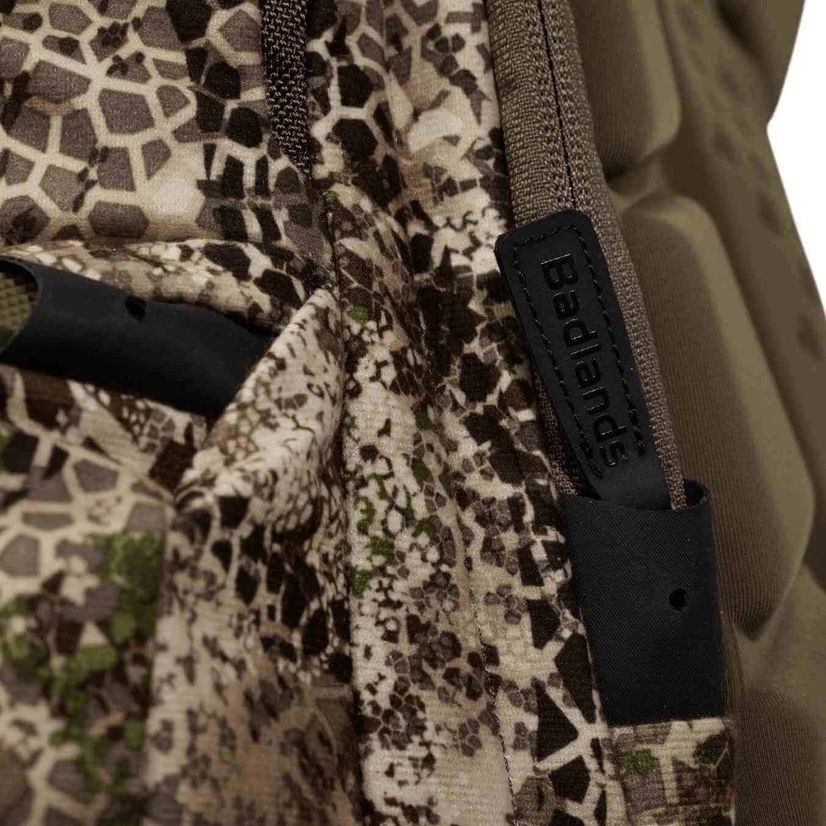 Badlands Packs 2200 Hunting Backpack 2020 Model Approach Camo Back Zipper Detail